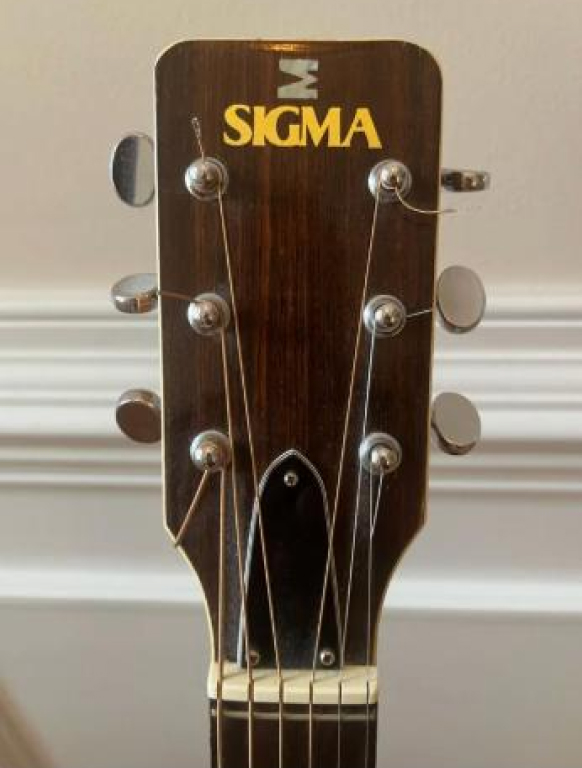 Винтажная японская гитара Sigma 1970-х годов с характерным логотипом-греческой сигмой на голове грифа
